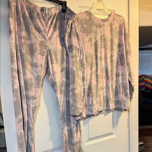 Very soft lounge wear set for women. Size XL.